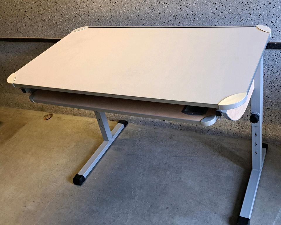 Schreibtisch, stabil, guter Zustand in Uhingen