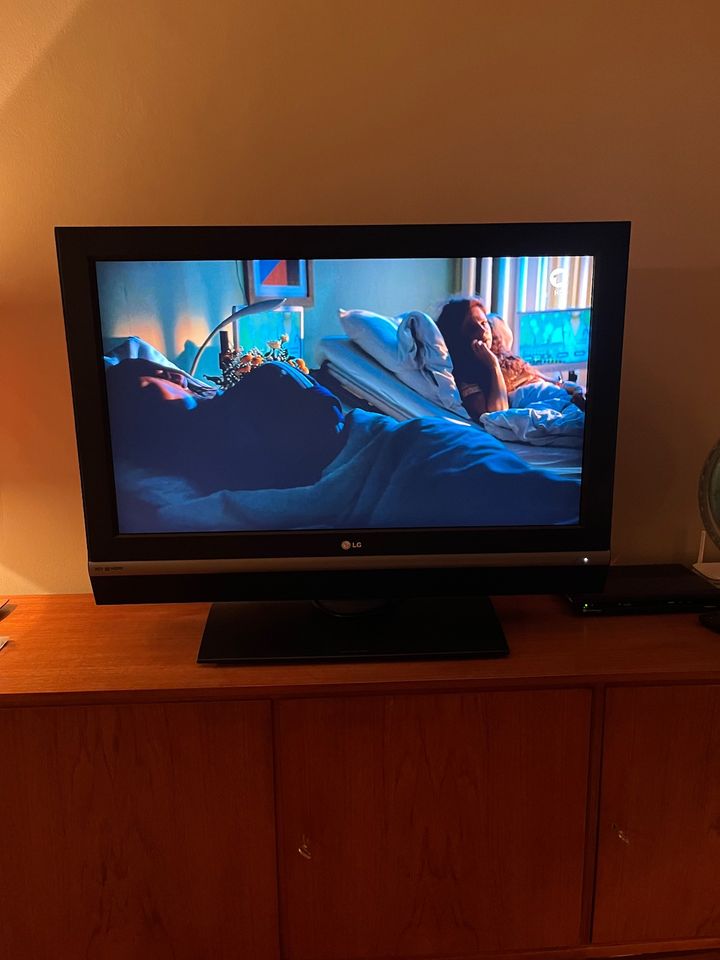 LG TV Fernseher 37LC2R 37 Zoll in Hamburg