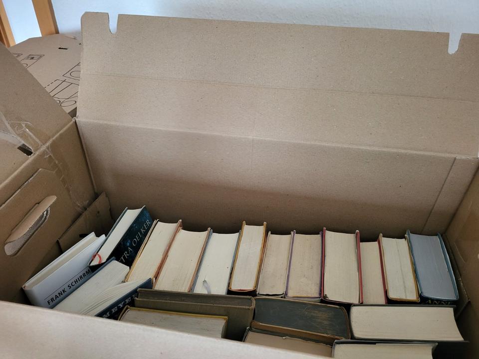 13 Bücherkisten zu verschenken! in Berlin