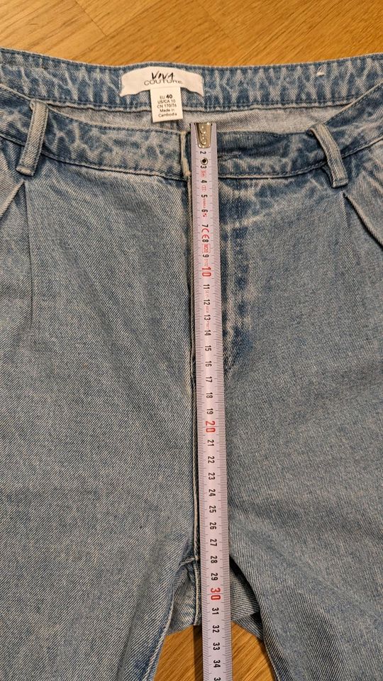 Hellblaue Bundfalten Jeans - 40/L - Viva Couture in Siegburg