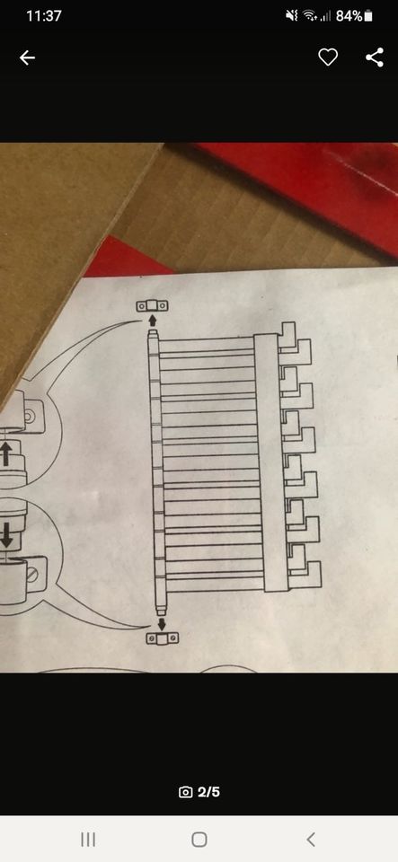 Zeitschriftenständer aus rotem Metall von Ikea. Modell BLÄDDRA in Itzehoe