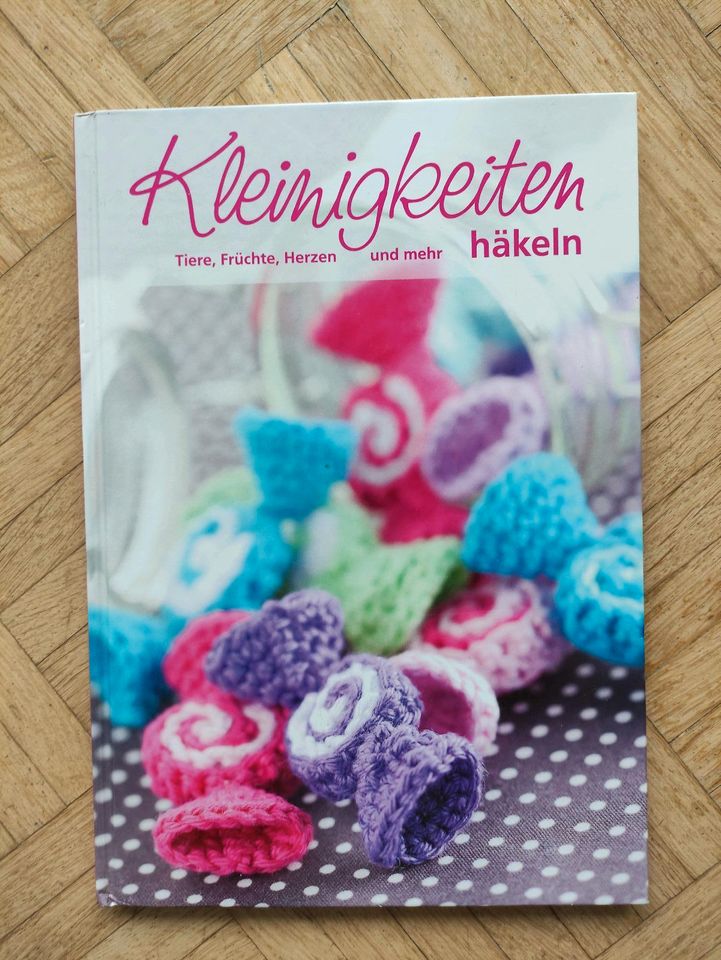 Verschiedene Häkel Bücher in Waldesch