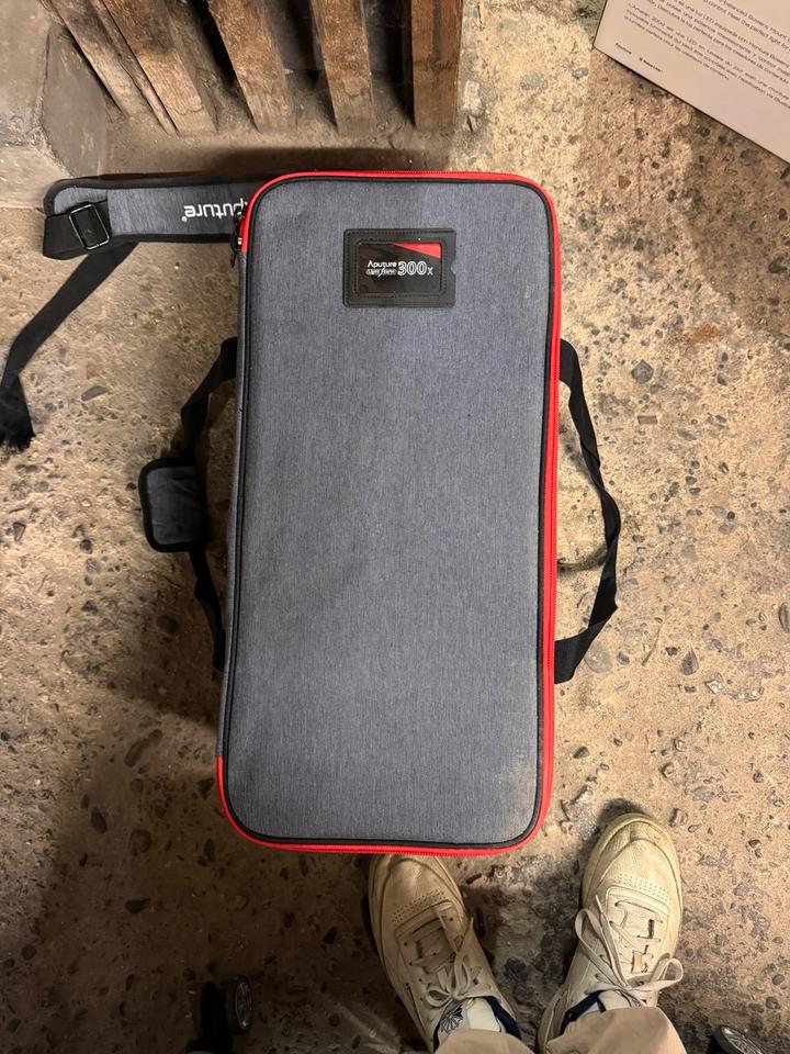 Aputure Light Storm 300x – LED Videoleuchte mit Zubehör & Tasche in Köln