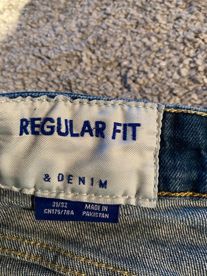 Herrenjeans Gr. 31/32, regular fit von H&M in Vohenstrauß