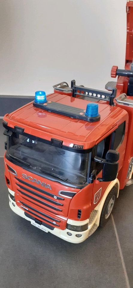 Bruder Scania R-Serie Feuerwehr mit Leiter und Schlauch in Ochtendung