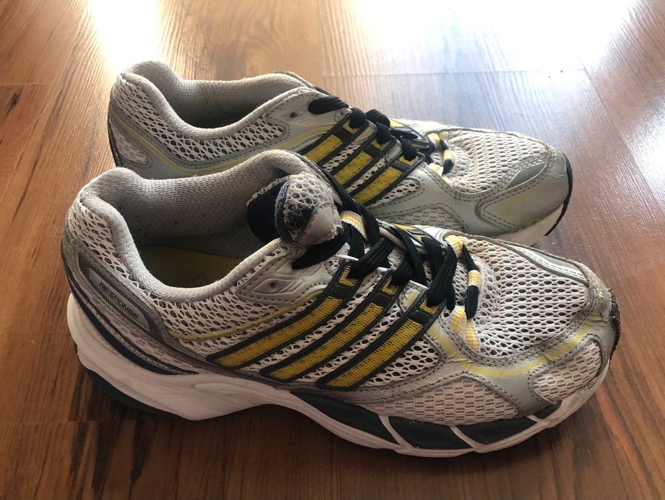 Adidas Sportschuhe Laufschuhe 33 in Baiersdorf