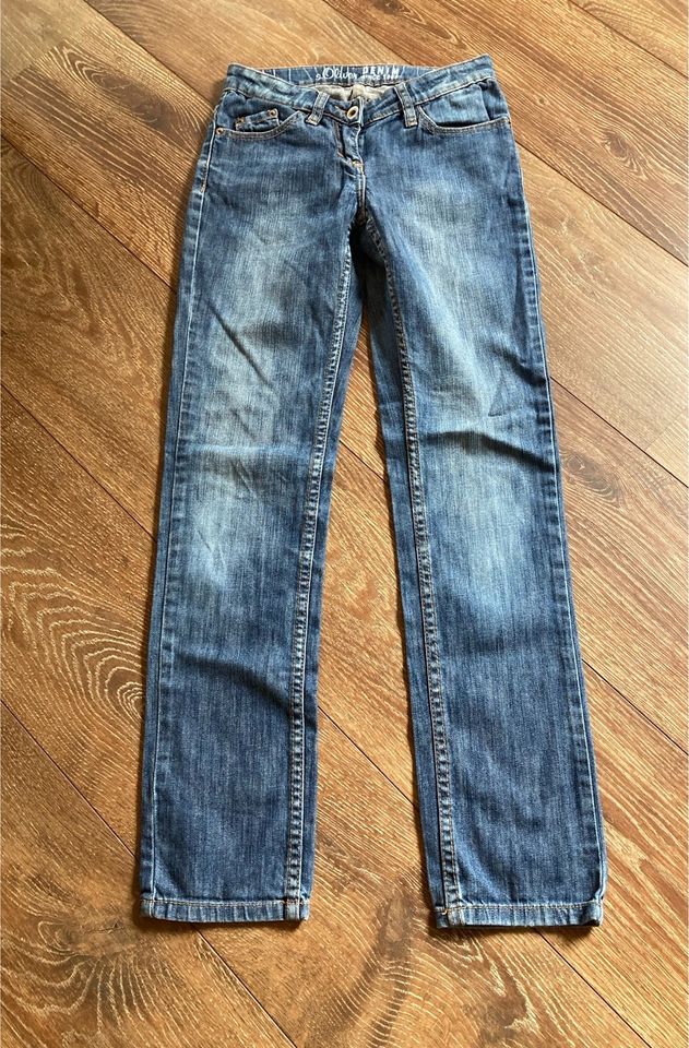 Schöne Jeans S.Oliver Gr.152 super erhalten in Wedel