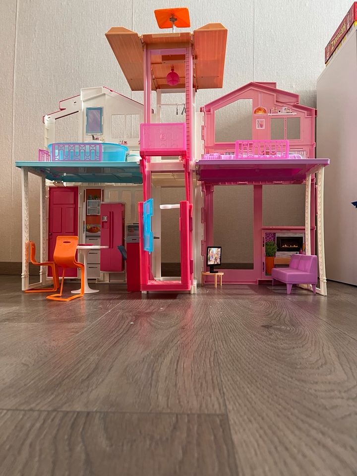 Barbie Haus mit Fahrstuhl und Einrichtung in Delligsen