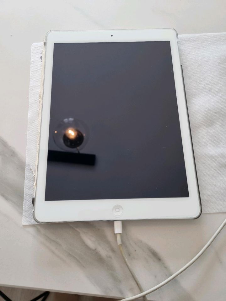 iPad Air 16 GB weiß Version 12.5.7 mit Schutzhülle in Gladbeck