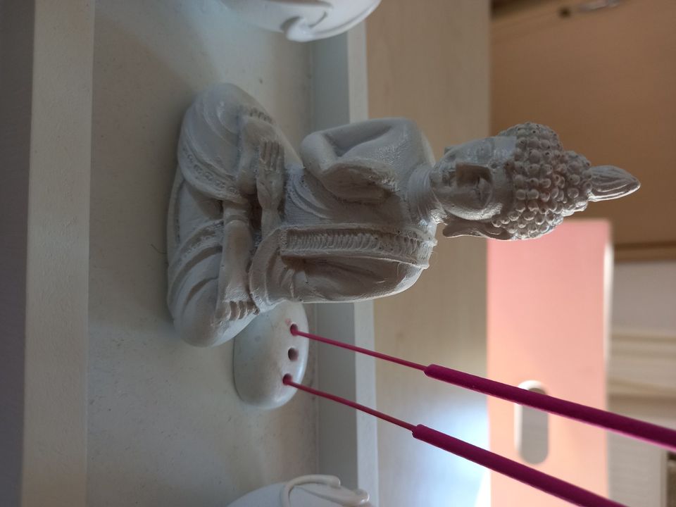 Buddha mit Teelichtern und Räucherstäbchen NEU in Gelsenkirchen