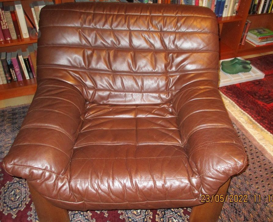 Ledersofa 2sitzer, drei Sessel und ein Hocker in Fehl-Ritzhausen