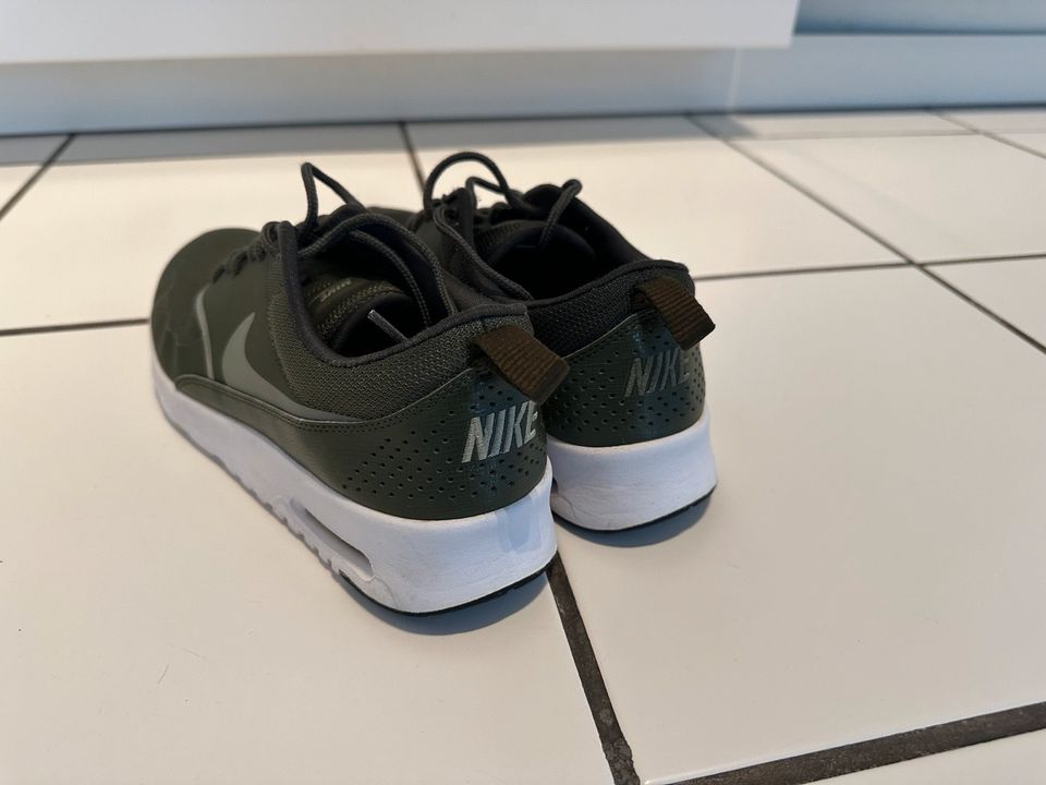 NIKE AIR MAX THEA Khaki Gr. 39 in Frankfurt am Main