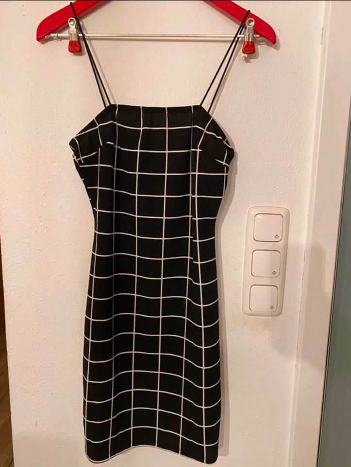 Süßes Mini Kleid mit Muster in schwarz / weiß in Frensdorf