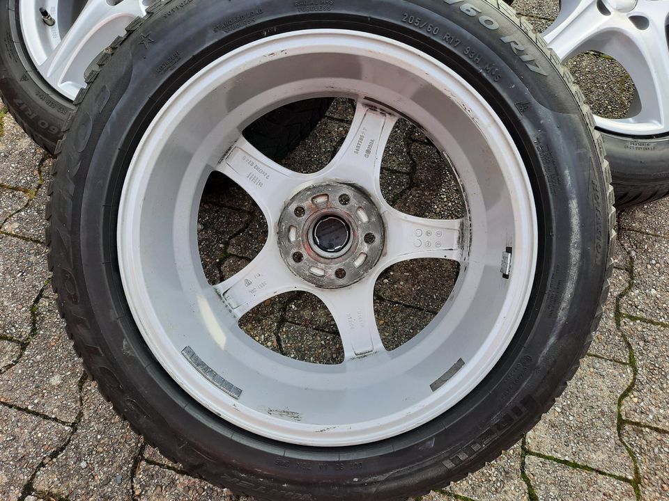 4x Winterreifen Pirelli 205 60 R17 93H Alufelgen BMW X1 F48 in Walldorf