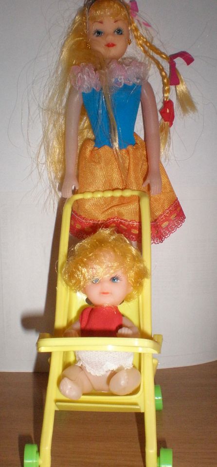 Puppe aus weichen gummiartigen Material mit Buggy u. Kind in Veitshöchheim