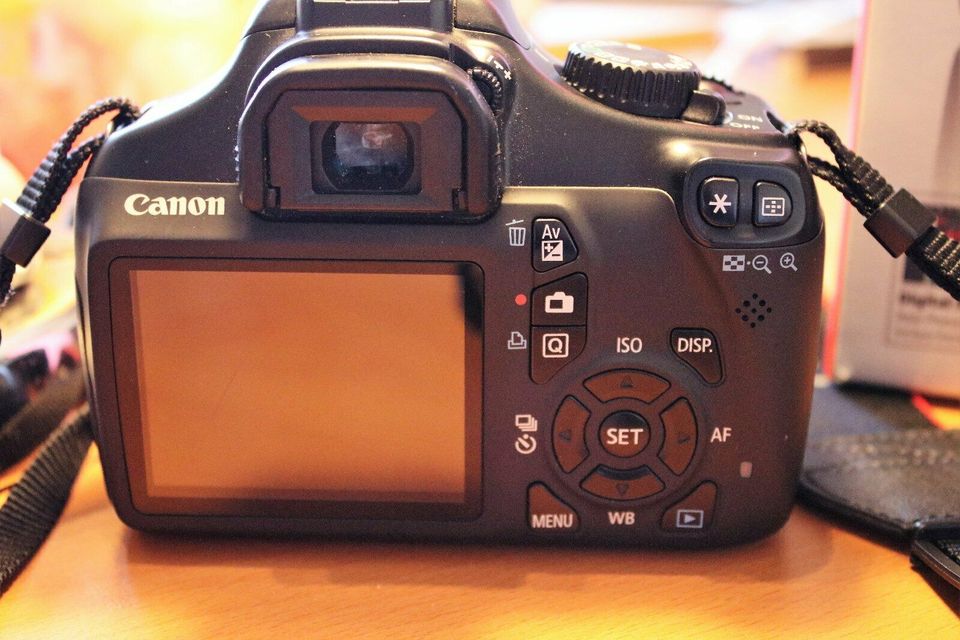 Canon EOS 1100D-Body mit umfangreichem Zubehör in Tröndel