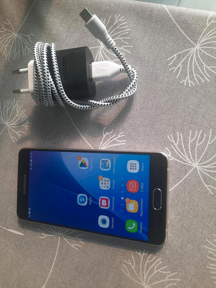 SAMSUNG GALAXY A5(6) SEHR GUTE ZUSTAND IN SCHWARZ UND GOLD in Greetsiel