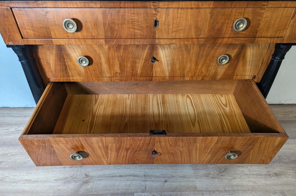 Biedermeier Säulen Kommode Kirschbaum Antik in Ehringshausen