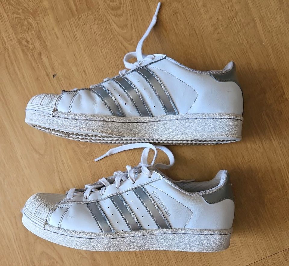 Adidas Superstar Sneaker 39 1/3 weiß silber in Grevenbroich