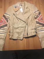 Bershka by Zara Lederjacke Ibiza Boho Leder Pailletten Gr S NEU Schleswig-Holstein - Lübeck Vorschau