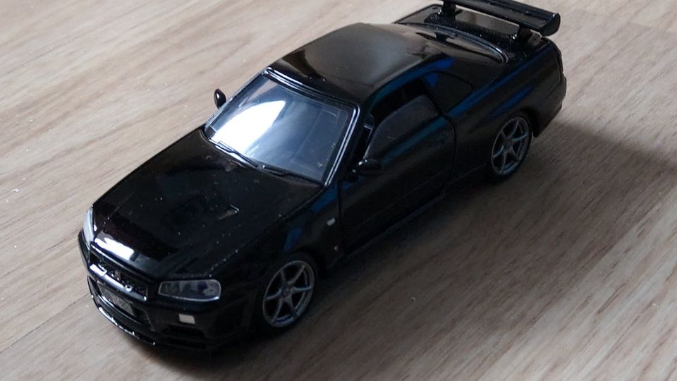 Nissan GT-R Skyline 1998 Maßstab 1:32 Die Cast schwarz, absoluter in Petersberg