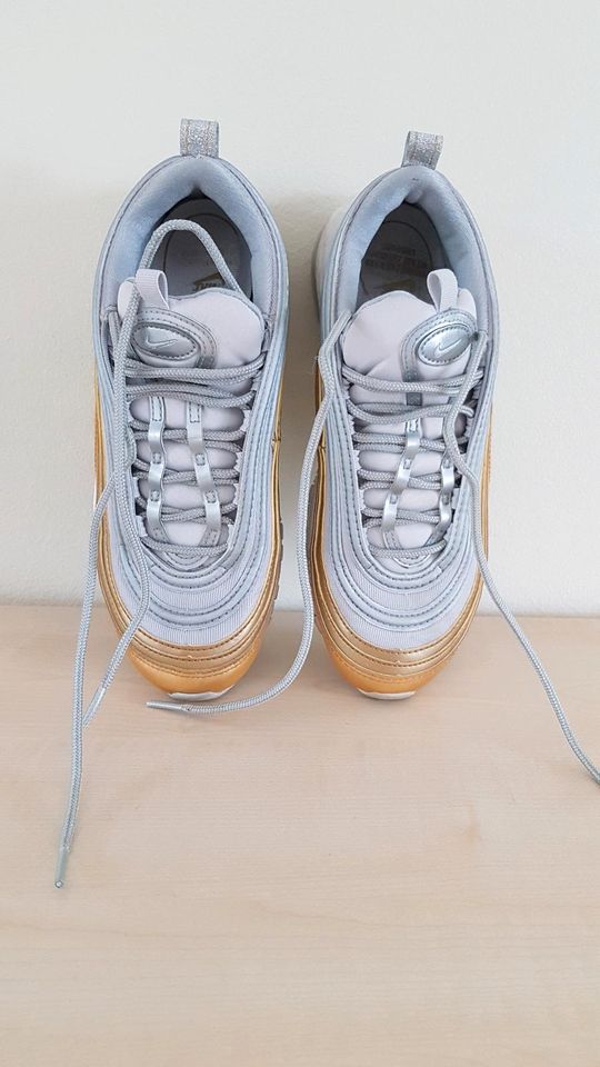 Nike Schuhe  WMNS Air Max 97 SE  Gr. 37,5, gold-silber in Lauterbach (Hessen)