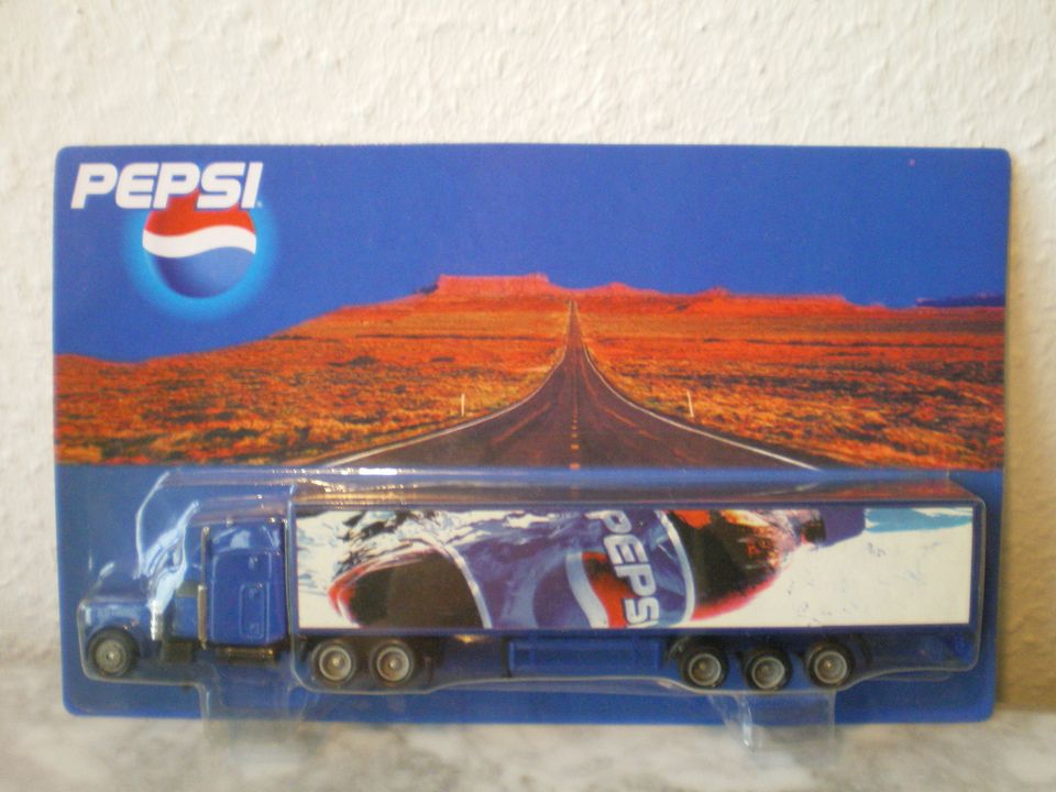 326 / Pepsi , Liegende Flasche , 2001 , Peterbilt 378 SZ in Reinbek