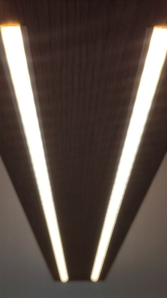 LED Esstisch-Lampe aus Massivholz mit Stahlseil-Aufhängung in Hamburg