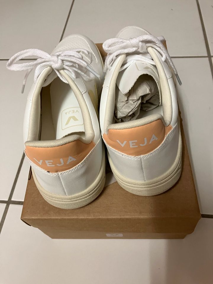 super Veja Sneaker Gr. 44 Neu im Karton in Andernach