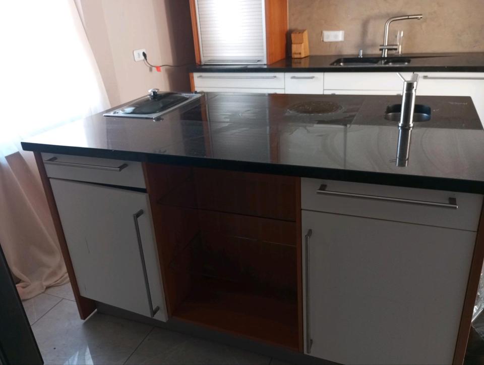 Schnäppchen Küche mit Marmorplatte  und großen Kühlschrank in Morbach