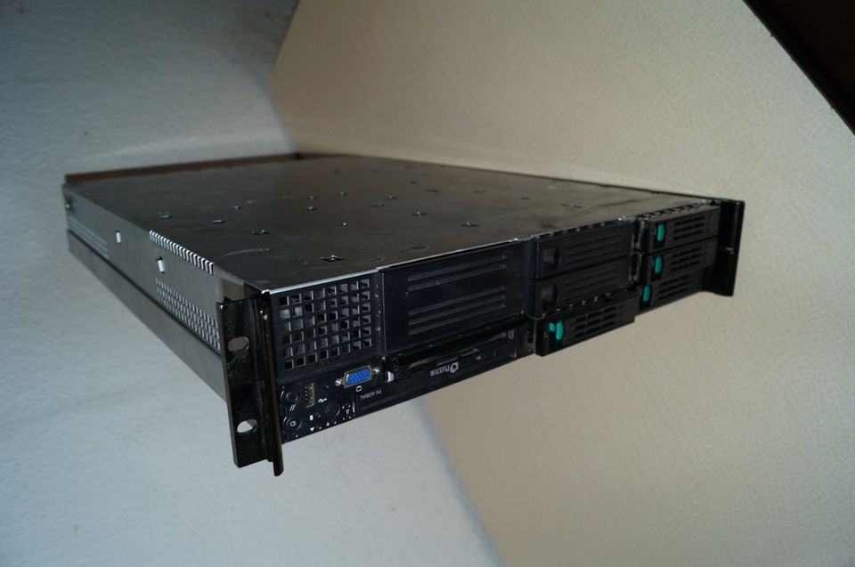 SCSI Server 19" Gehäuse 1x Chassis 3x HDD 4x RAM 1xDVD/CD-writer in Berlin