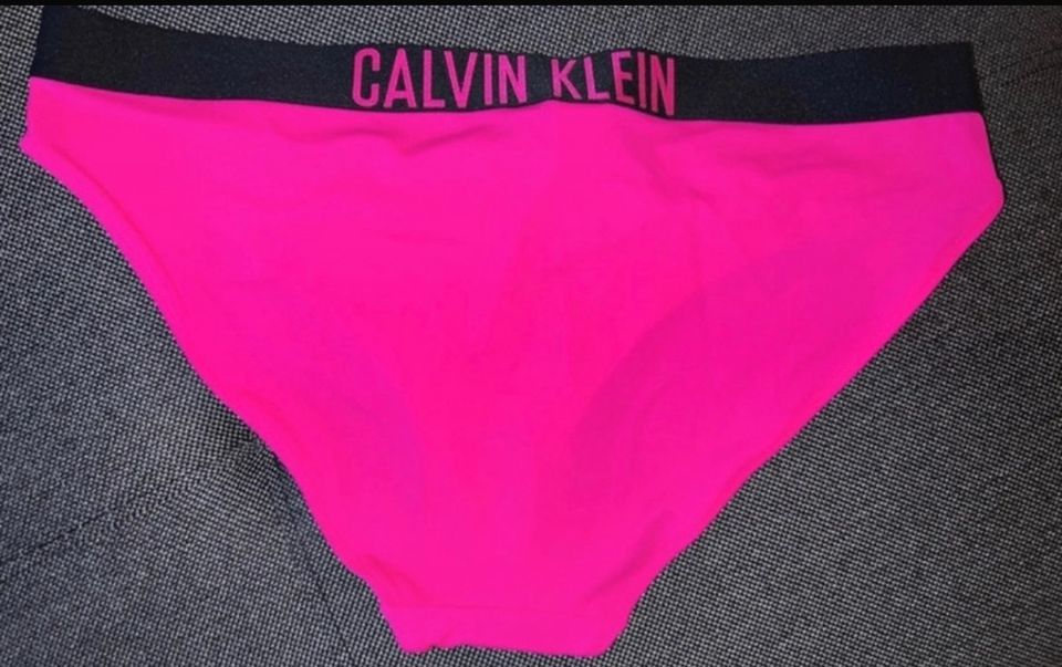 Pink/schwarze Calvin Klein Bikini-Hose Gr. L in Melle