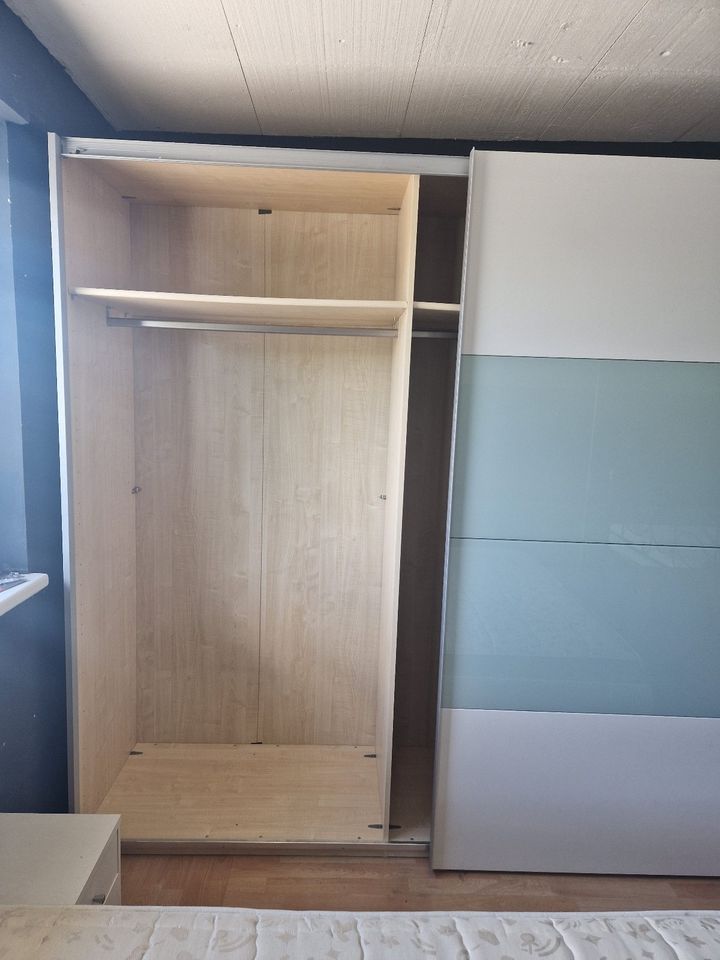 Schlafzimmer kompl., Kleiderschrank, Schrank, Doppelbett in Nürnberg (Mittelfr)