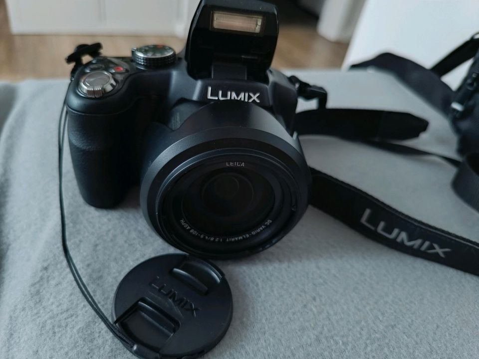 Panasonic LUMIX Kameraset mit Stativ in Bernau