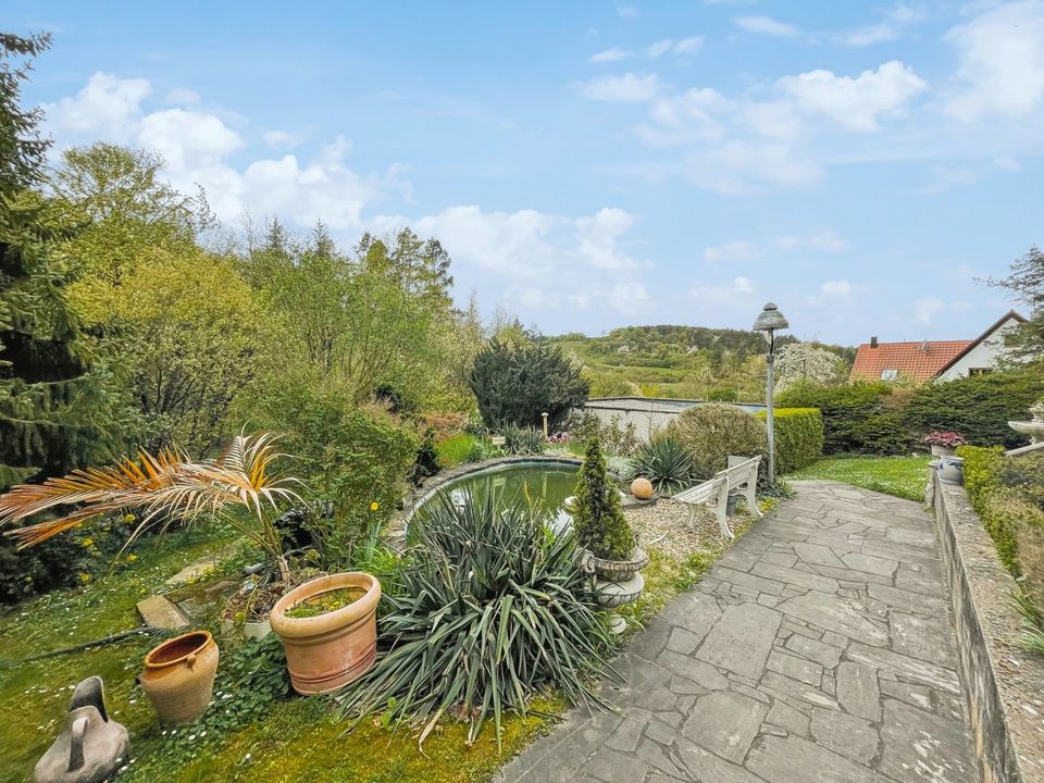 Ihr neues Zuhause in attraktiver Lage: Geräumige Wohnfläche, weitläufiger Garten und Doppelgarage in Würzburg