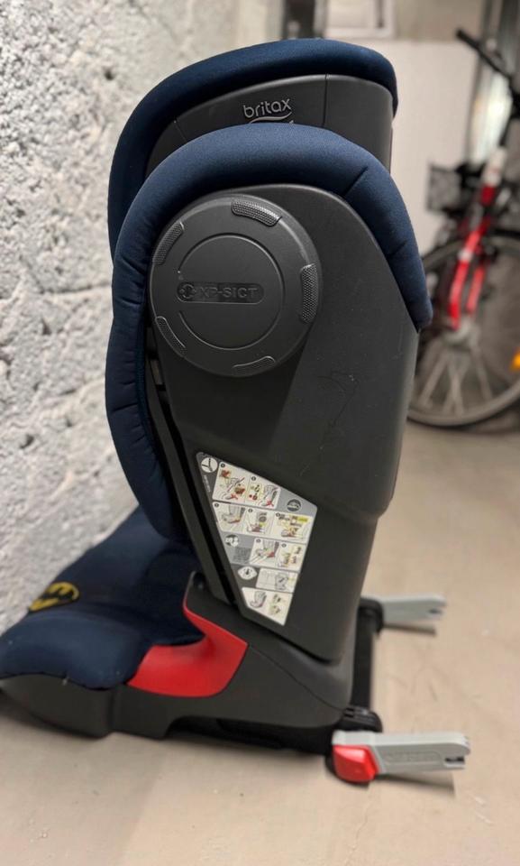 Britax Römer Kidfix 2 XP Sict Kindersitz Auto Blau in Neu-Isenburg