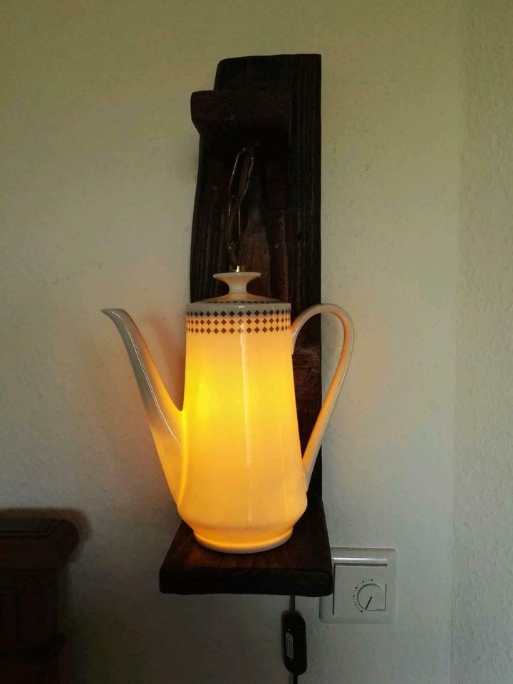 Wand Lampe Caféhaus Kanne Porzellan Holzregal Dekolicht Upcycling in Kranenburg