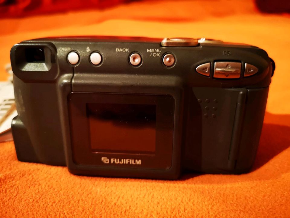 Fujifilm FinePix 2400 Zoom 2,1-MP-Kompakt-Digitalkamera in Konstanz