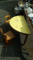 Verk. stabilen Kindergartentisch mit 2 massiven Stühlen Niedersachsen - Velpke Vorschau