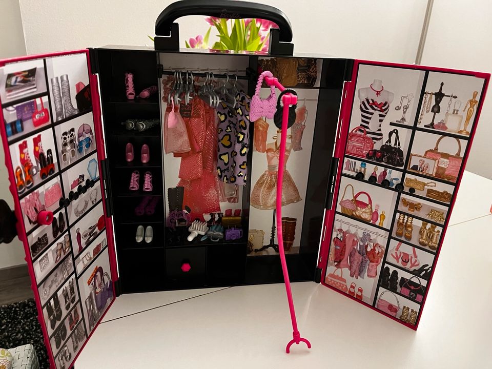 Barbie Schrank Koffer in Lahnstein