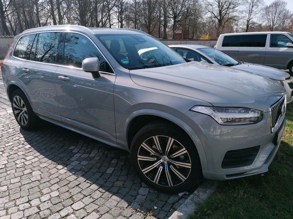 Volvo XC90 B5 AWD Core - NEU, HIGHLIGHTS, TOPZUSTAND, 20` in Vaterstetten