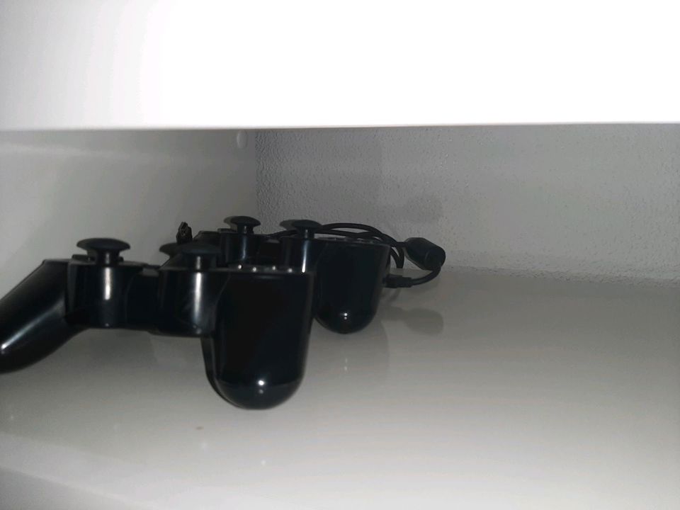 Ps3 inkl 2 Controller in Saaldorf-Surheim