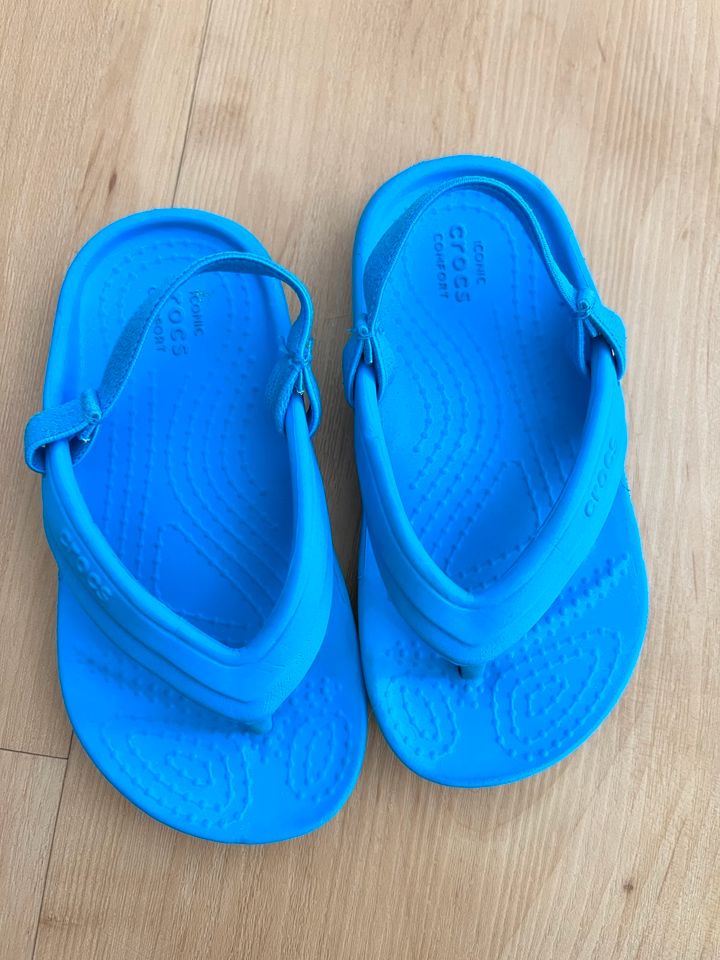 Crocs Jungen Badeschuhe Flip Flops C7 in Landshut