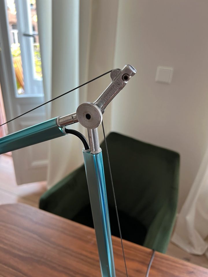 Artemide Tolomeo Schreitischleuchte - Tavola - silber/blau in Berlin