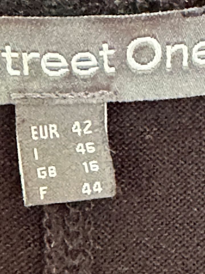 T-Shirt der Marke Street One in Kuchen