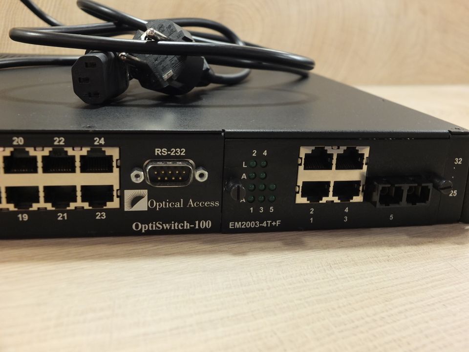 Switch Optical Access MODEL 24 PORT 10/100 + EXPASION SLOT in Lauenburg