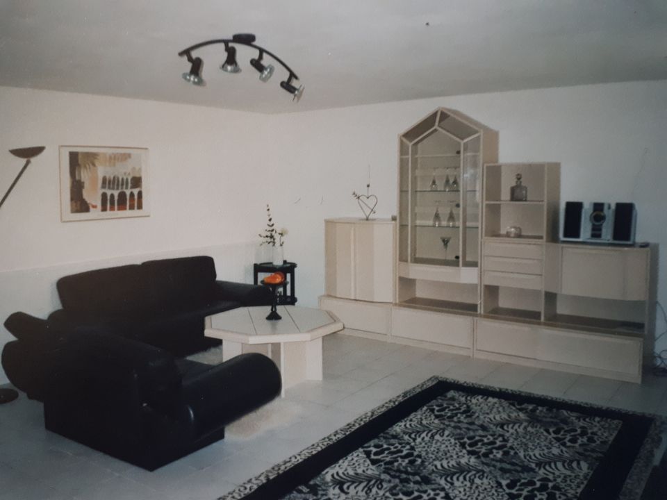 Wohnzimmerschrank und Tisch in Schönberg