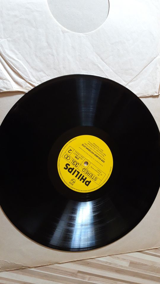 Schallplatten (Elvis Presley, Räuber Hotzenplotz, Die Nachtigall) in Aukrug