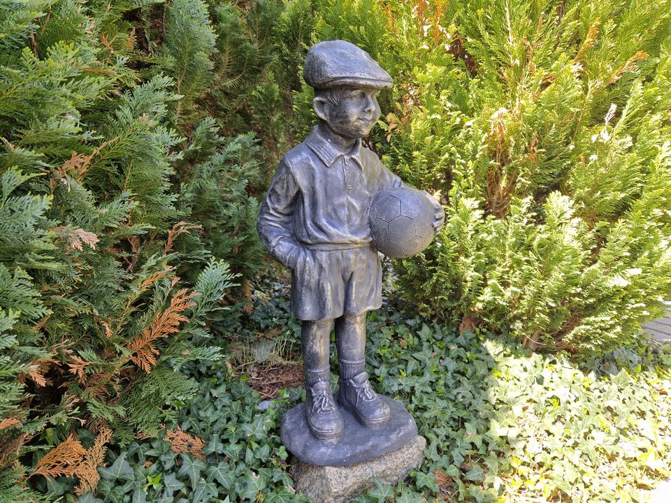 Figur Gartenfigur Skulptur Kind Ball 78cm Fussball Garten Deko in Bad Schwartau