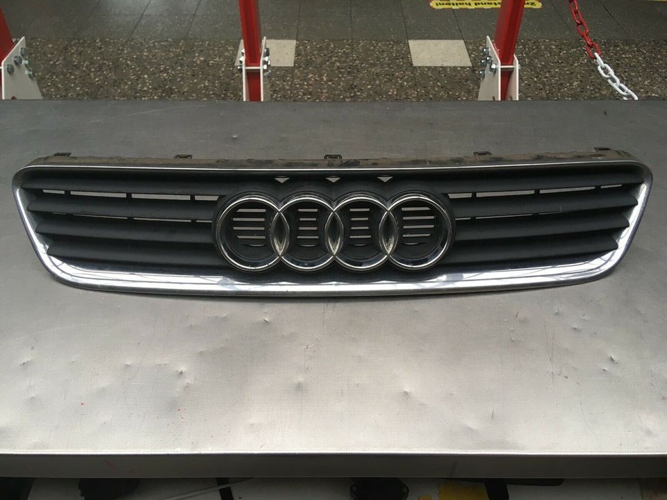 Audi A4 8 E Kühlergrill in Wuppertal